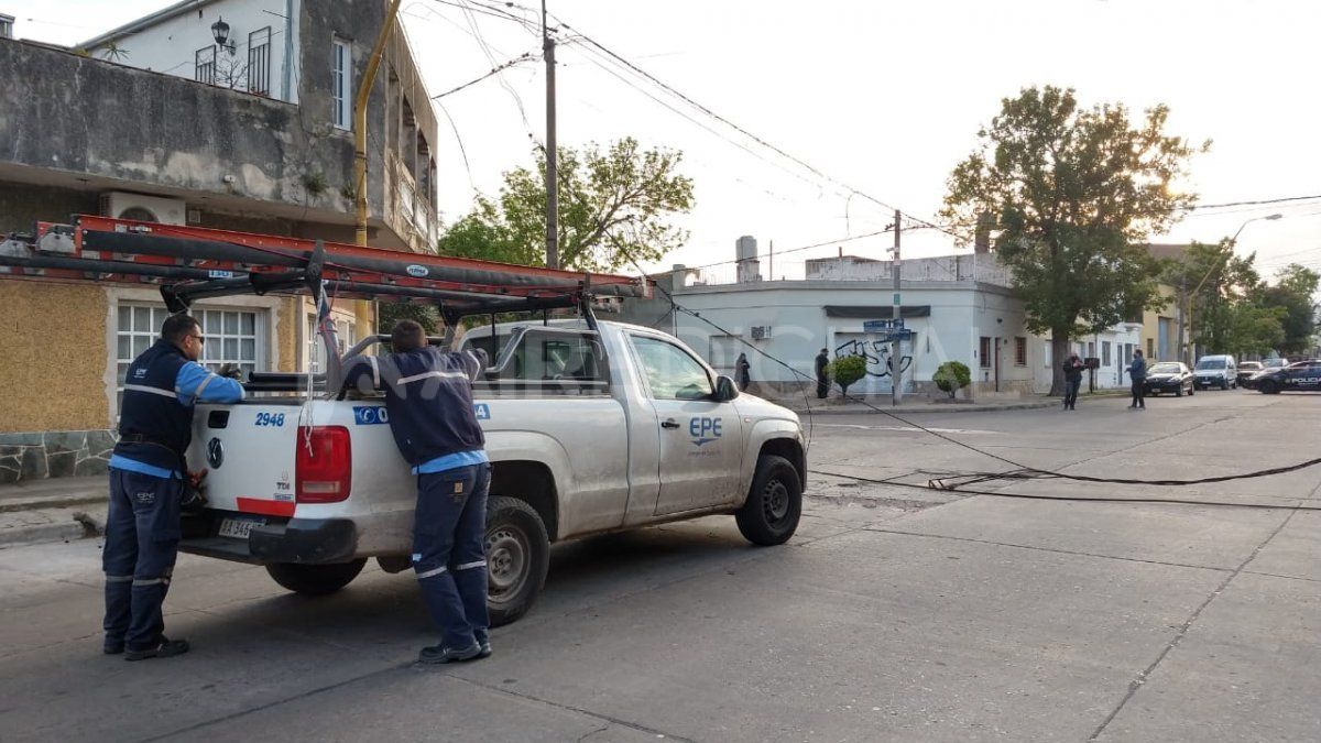 El personal de la Epe llegó a las 7.10 y comenzó a trabajar luego de que los bomberos apagaran el fuego.
