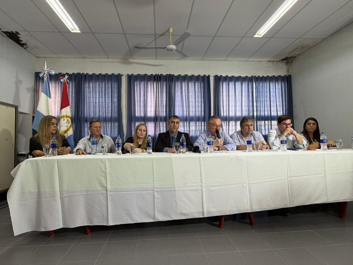 Conferencia de prensa de ministros y autoridades de Santa Fe.