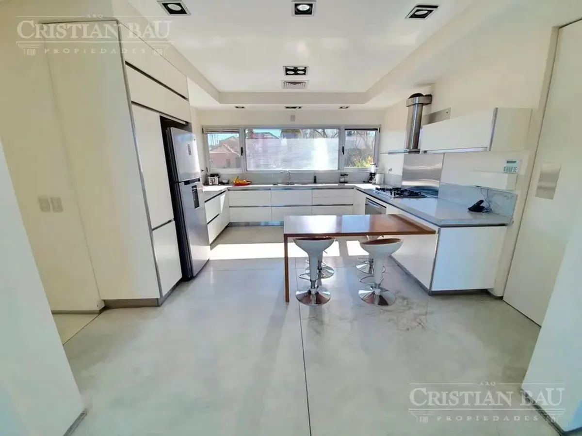 El living se conecta con la cocina, que únicamente se divide a través de una barra.