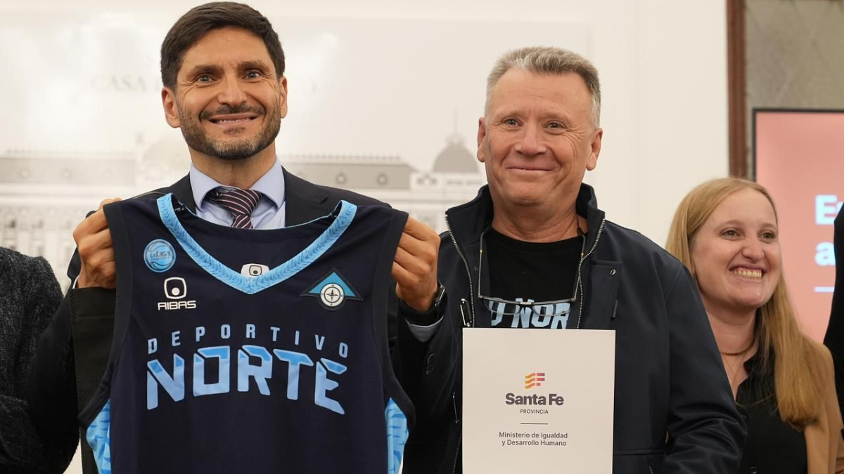 Santa Fe fortalece a sus instituciones con fondos destinados al desarrollo del fútbol, básquet y vóley. Santa Fe fortalece a sus instituciones con fondos destinados al desarrollo del fútbol, básquet y vóley.