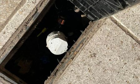 Delincuentes robaron medidores de agua en el Pasaje Cervantes entre Urquiza y 4 de Enero, dejaron sin el servicio a unas 10 familias. Delincuentes robaron medidores de agua en el Pasaje Cervantes entre Urquiza y 4 de Enero, dejaron sin el servicio a unas 10 familias.