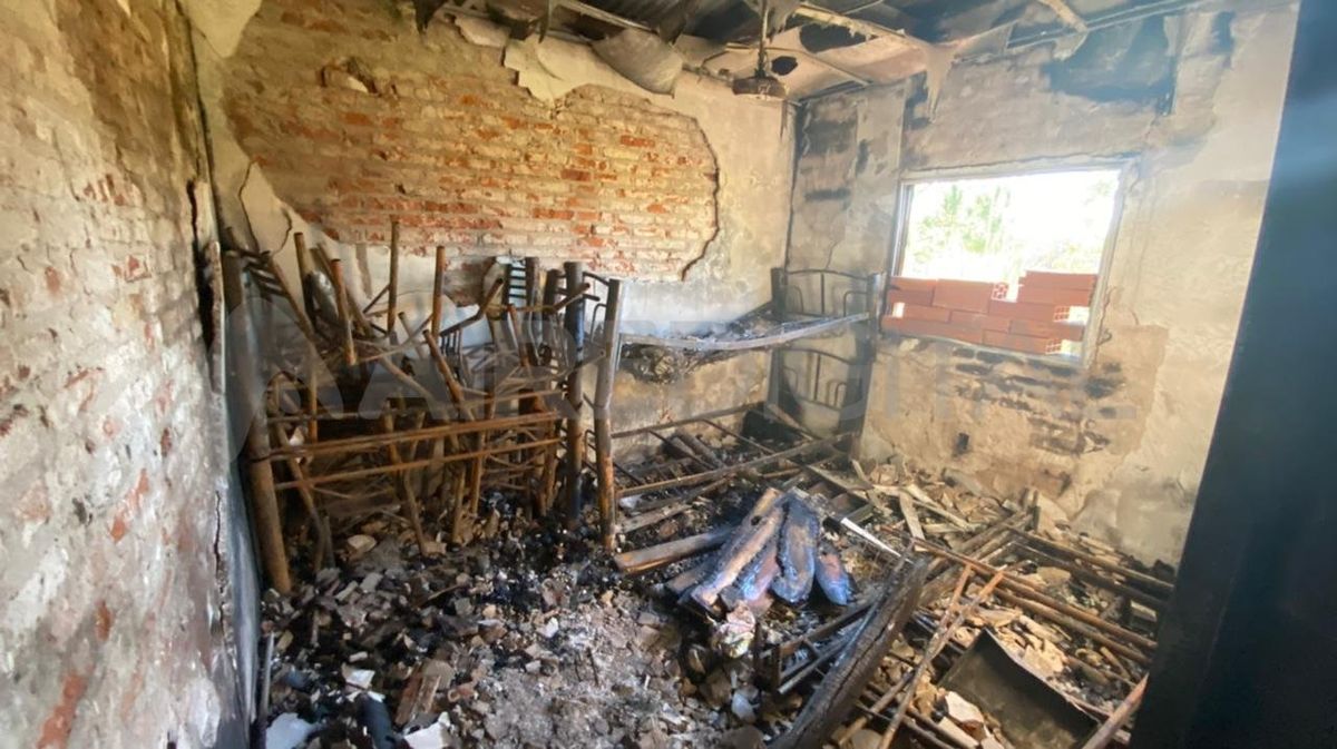En la habitación donde habían guardado el mobiliario de las dependencias en refacción, todo quedó hecho cenizas.