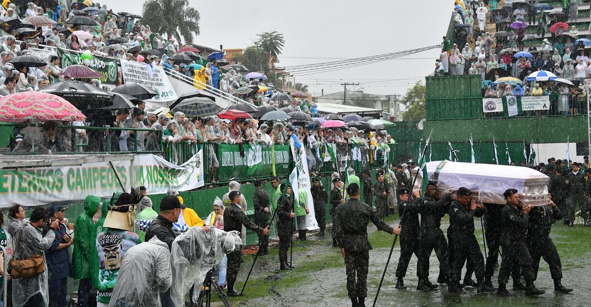 Además de familiares de los fallecidos, allegados y más de 20.000 hinchas, en el estadio estuvieron el presidente, Michel Temer, junto con el suizo Gianni Infantino, titular de la FIFA, y su par de la Conmebol, el paraguayo Alejandro Domínguez.