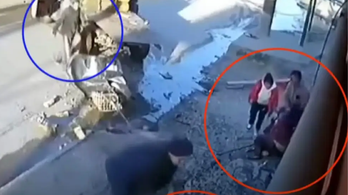 Brutal accidente en González Catán: un camión atropelló a dos nenas y a una mujer, y quedó grabado en video