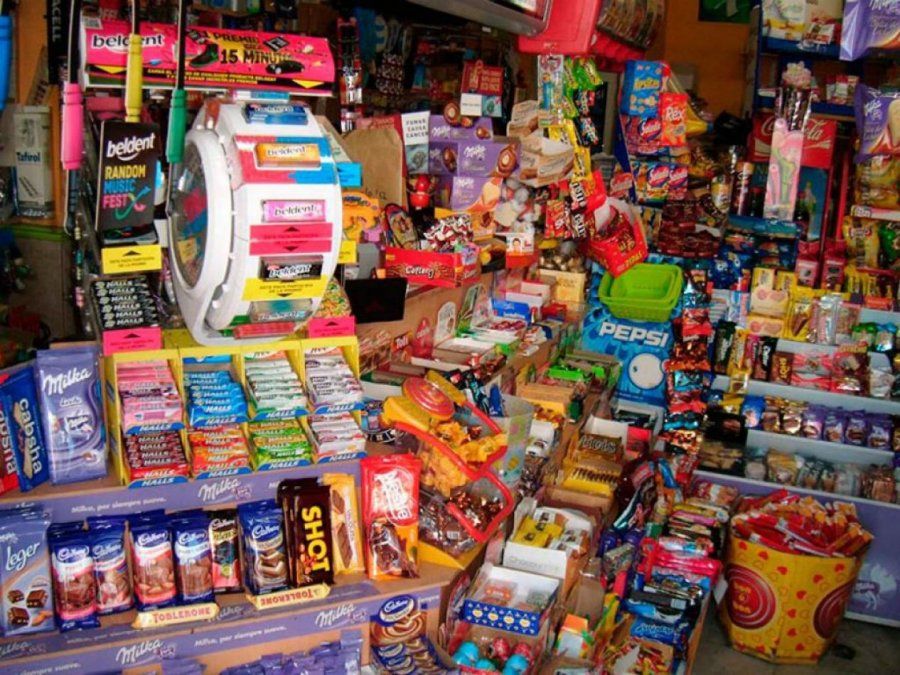 Decidieron sacar de circulación una importante cantidad de golosinas y una botella de agua