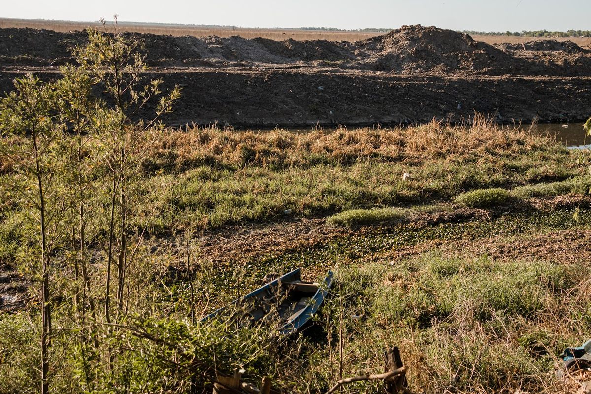 En la zona aledaña al canal Constitución y al Arroyo Pavón, vecinos y referentes sociales han expresado su preocupación ya que, por la bajante y la sequía, esos cursos de agua están casi estancados.