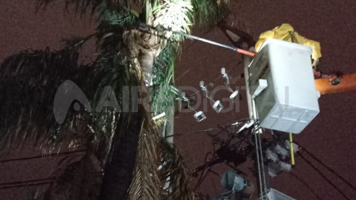 “Más del 90% de las líneas de media tensión que habían salido de servicio ya fueron restablecidas”, resaltó el vocero de la EPE.