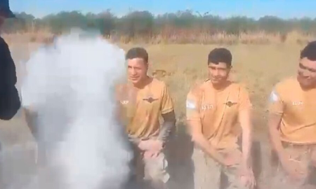 el peligroso bautismo a 35 paracaidistas del ejercito: les arrojaron cal viva y sidra el peligroso bautismo a 35 paracaidistas del ejercito: les arrojaron cal viva y sidra