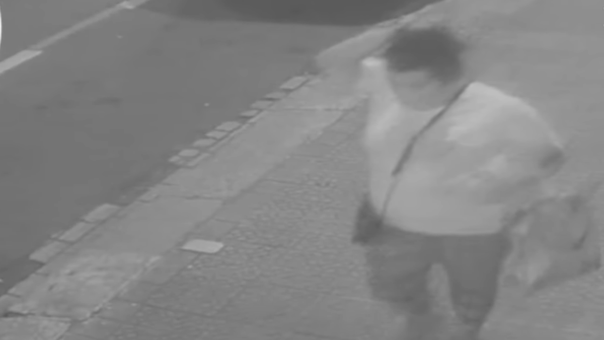 Se disfrazó de médica