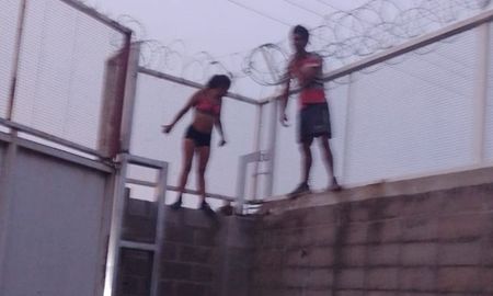 La pareja de ladrones fue aprehendida luego de que ambos quedaran atrapados en el alambre de púas que protege el mural del supermercado. La pareja de ladrones fue aprehendida luego de que ambos quedaran atrapados en el alambre de púas que protege el mural del supermercado.