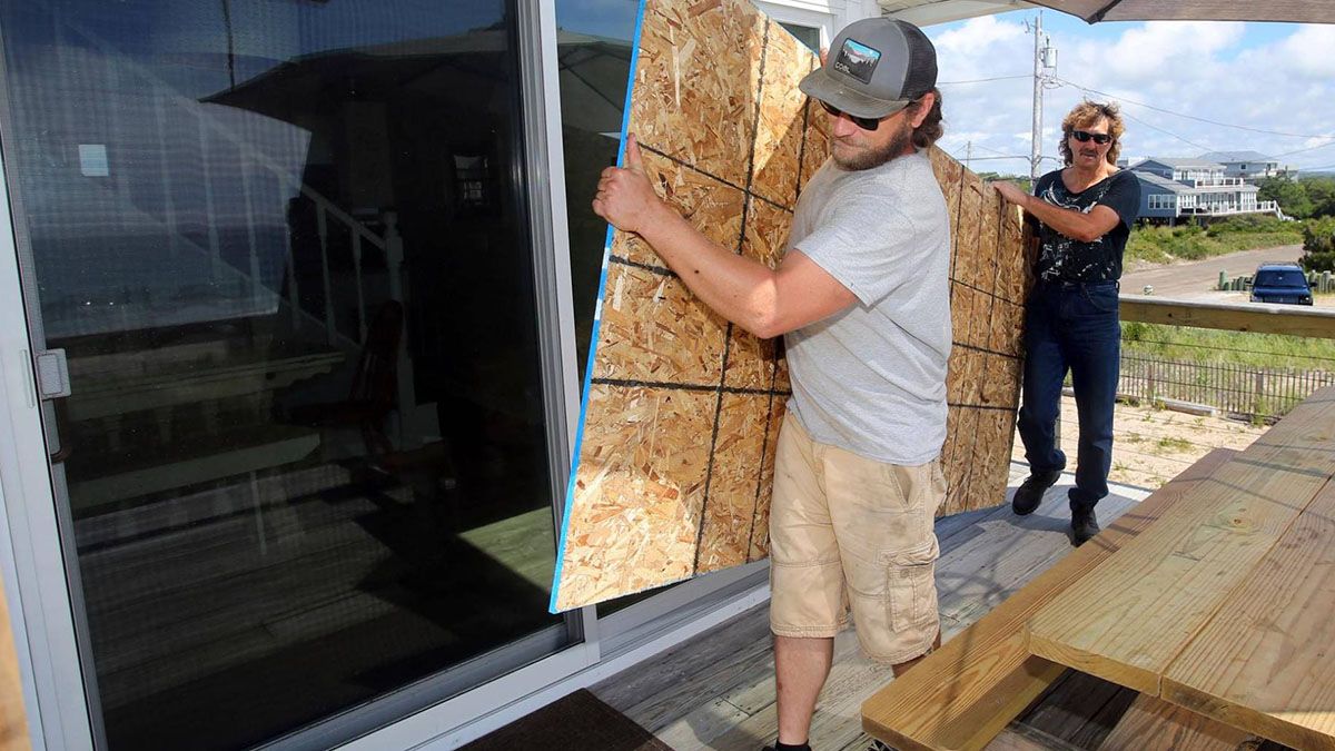 Ciudadanos de la costa se protegen ante la llegada de Henri.