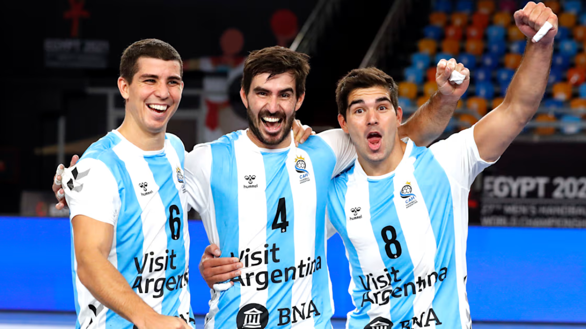 Diego, Pablo y Sebastián Simonet comparten la pasión por el handball y forman parte de una familia que dejó una huella en el deporte argentino. Diego, Pablo y Sebastián Simonet comparten la pasión por el handball y forman parte de una familia que dejó una huella en el deporte argentino.