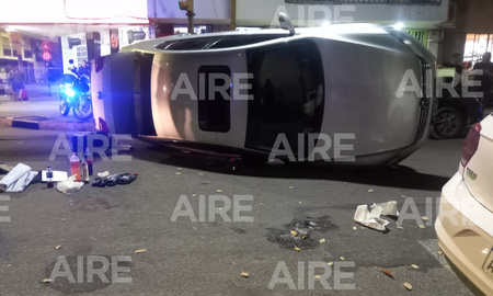 El auto que volcó tras la persecución, chocó a otros que estaban estacionados. El auto que volcó tras la persecución, chocó a otros que estaban estacionados.