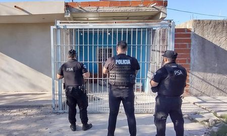 En total se realizaron 12 allanamientos en Villa Palito, Rafael Castillo, El Palomar y una celda de la cárcel de Alvear, para desbaratar la banda. En total se realizaron 12 allanamientos en Villa Palito, Rafael Castillo, El Palomar y una celda de la cárcel de Alvear, para desbaratar la banda.