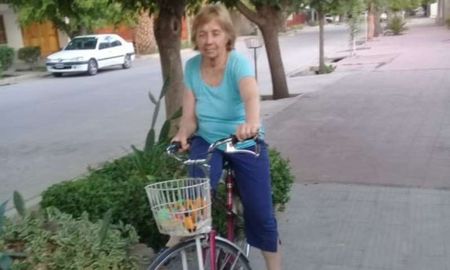 Una jubilada salió a comprar pan en bicicleta y la multaron