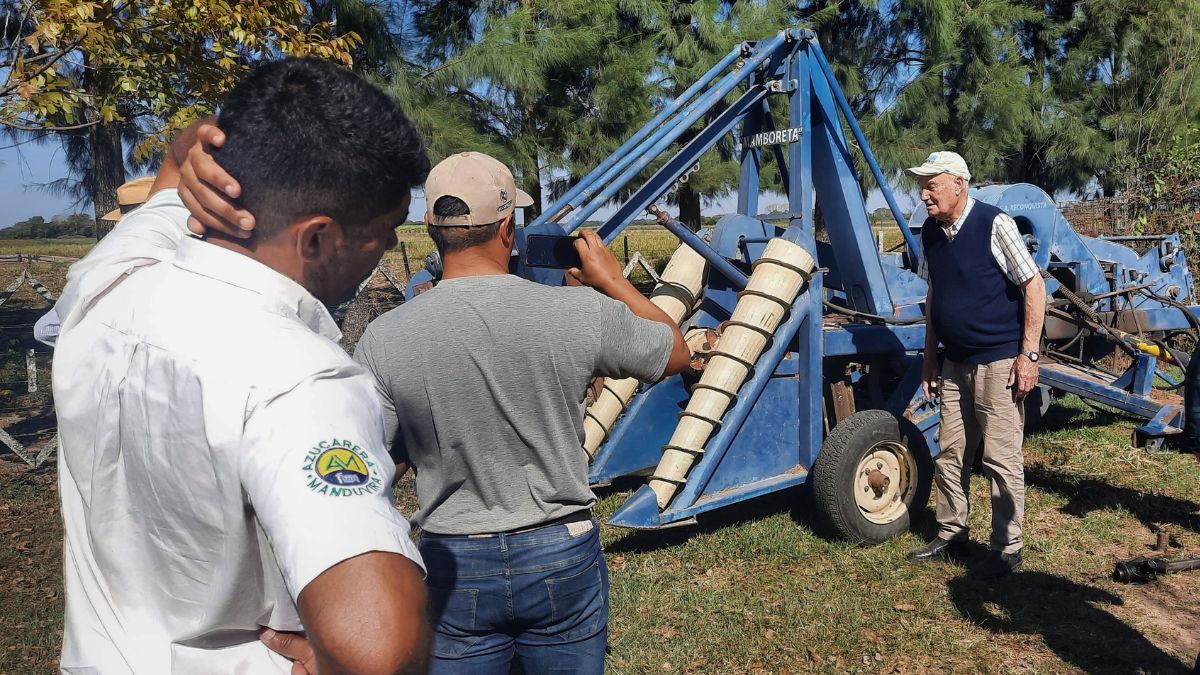 Orlando Pilatti, uno de los creadores, exhibiendo el implmento ante los productores paraguayos. Orlando Pilatti, uno de los creadores, exhibiendo el implmento ante los productores paraguayos.