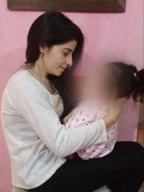 Nuria y Zoe, en su casa en Tucumán. 