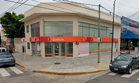 Dos ladrones asaltaron a una mujer que iba a depositar dinero del registro automotor local para el que trabaja. Dos ladrones asaltaron a una mujer que iba a depositar dinero del registro automotor local para el que trabaja.