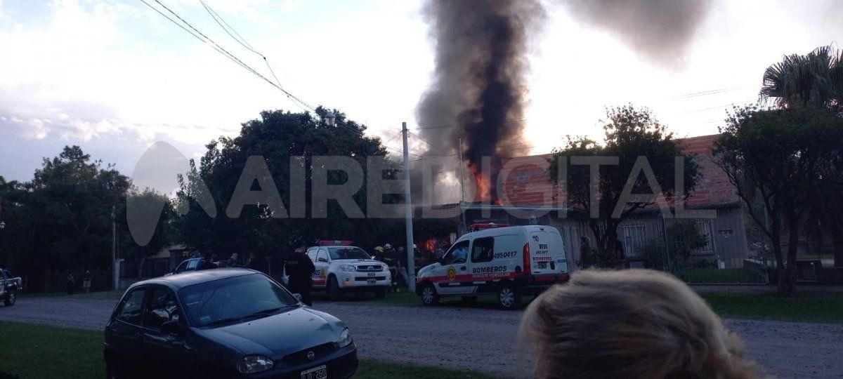 La vivienda incendiada se ubica en calle Juárez Celman al 9600