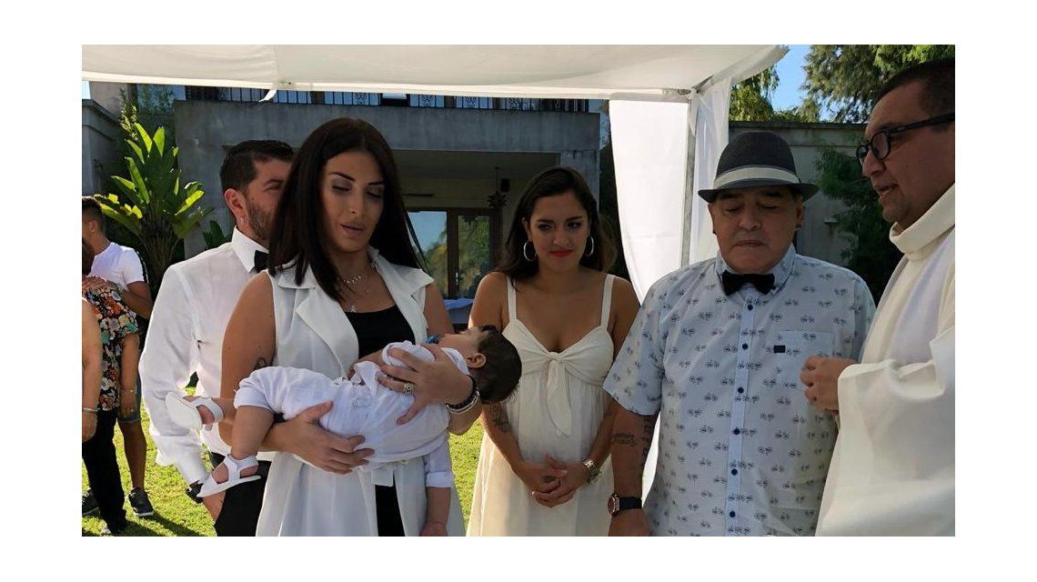 El álbum familiar del bautismo de Dieguito Matías, el nieto de Maradona