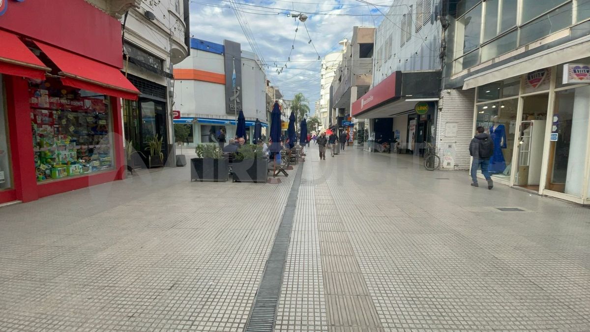 Poco movimiento en la Peatonal San Martín a pesar de que los comercios permanecen abiertos.