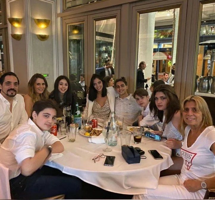 Los hijos de Ricky Fort junto a la familia y Rocío Marengo en Miami. 