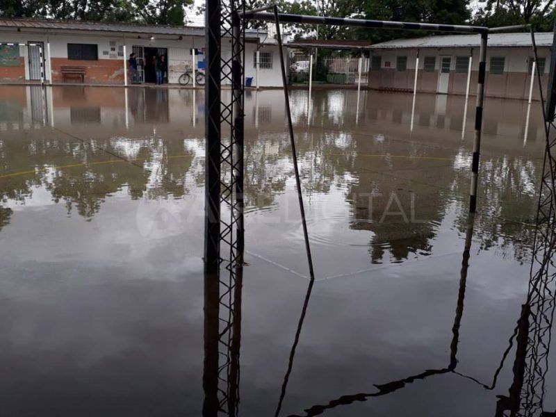 La Escuela Combate del Quebracho, con el patio inundado