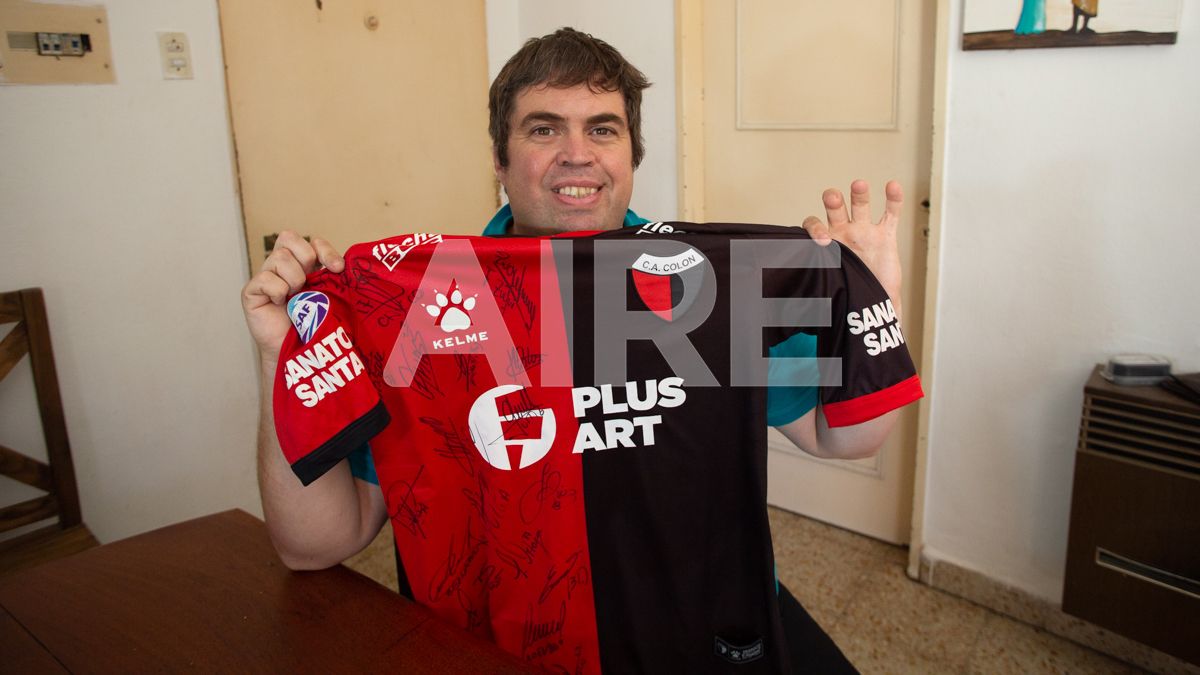 Darío Genolet con los colores que más ama. Una camiseta muy especial que le obsequió Marcelo Estigarriba, ex jugador del Sabalero.