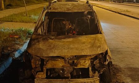 El rodado presentaba el parabrisas destruido, el interior consumido por el fuego y evidentes signos de haber sufrido un incendio de gran magnitud. El rodado presentaba el parabrisas destruido, el interior consumido por el fuego y evidentes signos de haber sufrido un incendio de gran magnitud.