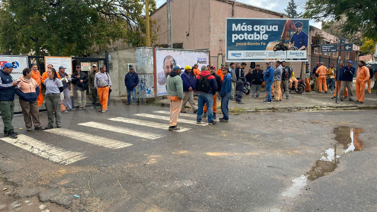 Un grupo de 30 trabajadores de la construcción que realizan tareas en la obra de ampliación de la planta potabilizadora fueron suspendidos por la falta de fondos.