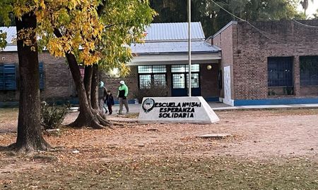 Un profesor de plástica murió tras descompensarse delante de sus alumnos en la Escuela N° 1341 Esperanza Solidaria, ubicada en Gorriti 4000. Un profesor de plástica murió tras descompensarse delante de sus alumnos en la Escuela N° 1341 Esperanza Solidaria, ubicada en Gorriti 4000.