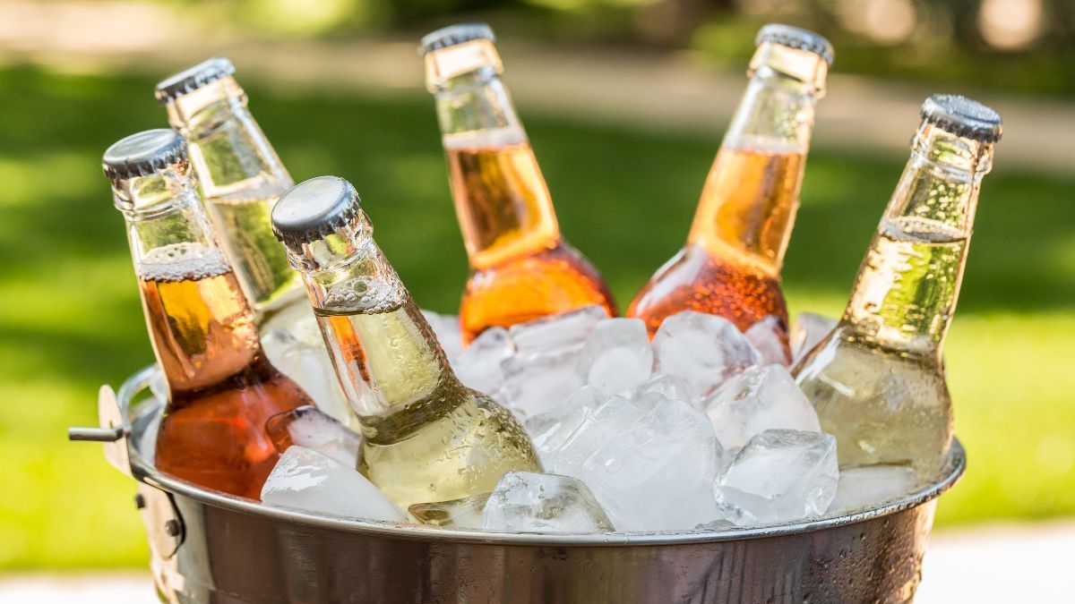 El truco para enfriar una cerveza en minutos sin freezer ni heladera.