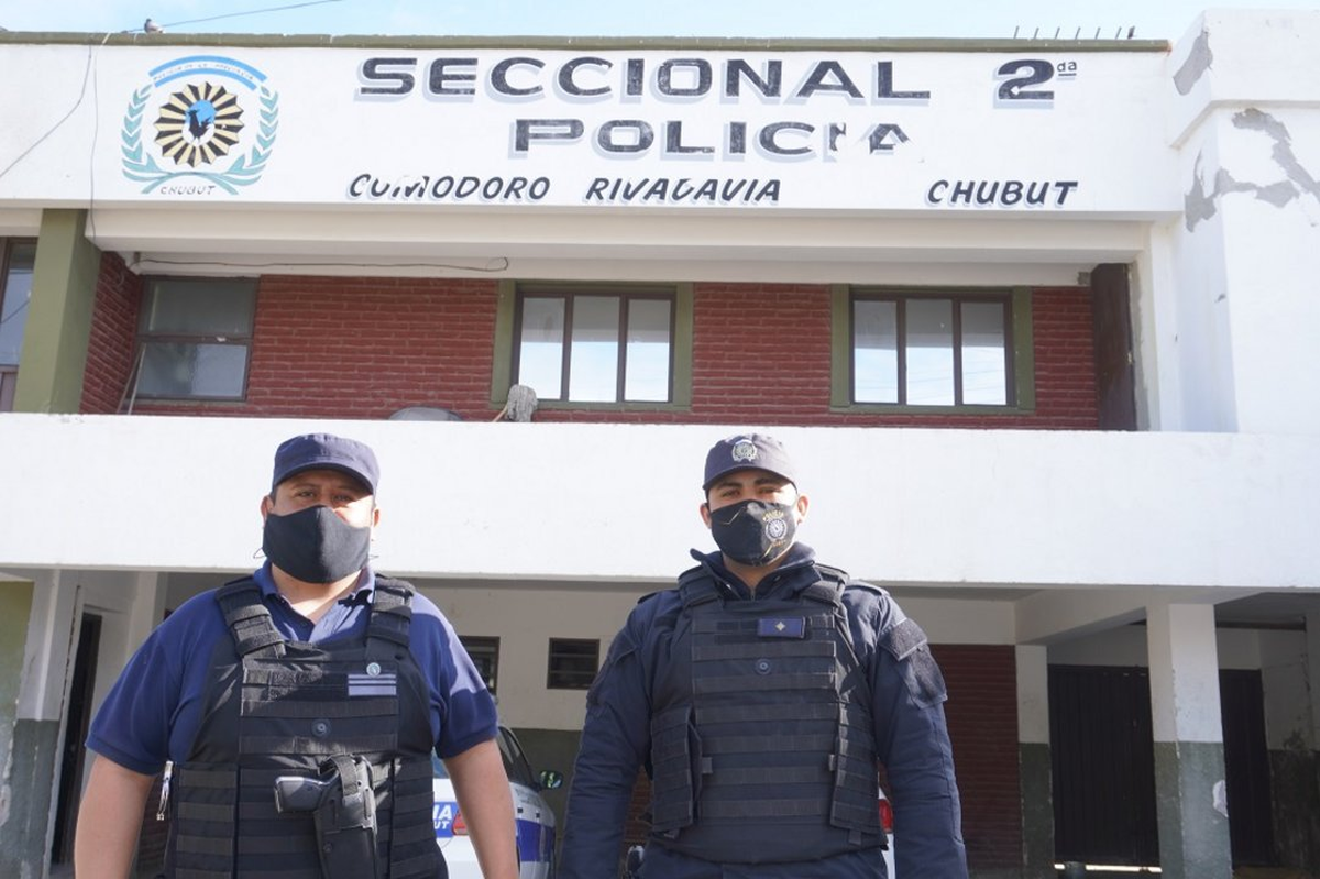 Cuando llegaron los efectivos de la Comisaría Séptima se encontraron con el delincuente de 21 años tirado en el suelo con distintas lesiones.