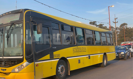 Un colectivo de la línea C fue apedreado a la altura de barrio Chalet y una pasajera sufrió un corte en uno de sus pómulos. Un colectivo de la línea C fue apedreado a la altura de barrio Chalet y una pasajera sufrió un corte en uno de sus pómulos.