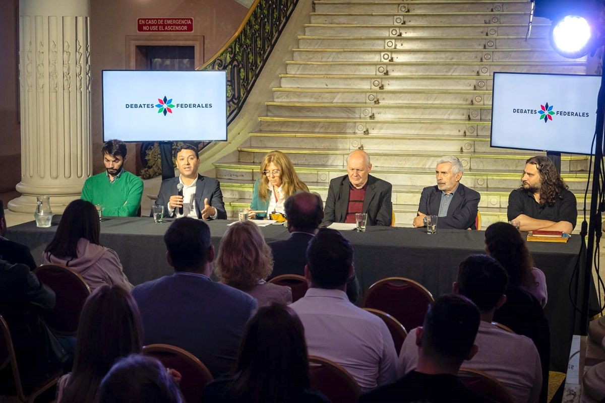 El ciclo “Debates Federales” es una iniciativa organizada por la Subsecretaría de la Región Centro e Integración Regional del gobierno de Santa Fe. El ciclo “Debates Federales” es una iniciativa organizada por la Subsecretaría de la Región Centro e Integración Regional del gobierno de Santa Fe.
