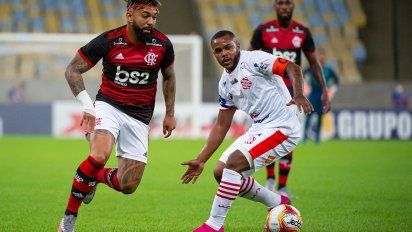 A metros de un hospital de campaña, Flamengo goleó a Bangú en la vuelta al fútbol en Brasil