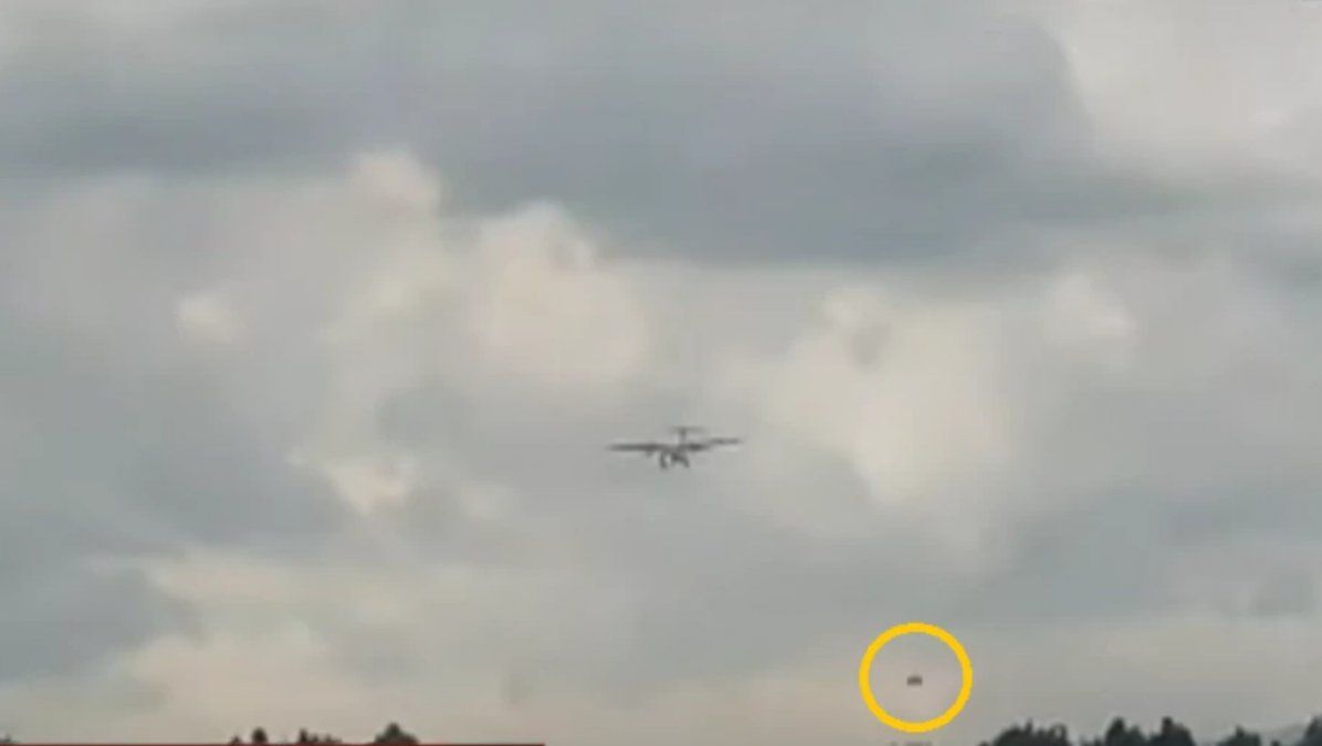 Video: lograron captar un OVNI mientras aterrizaba un avión