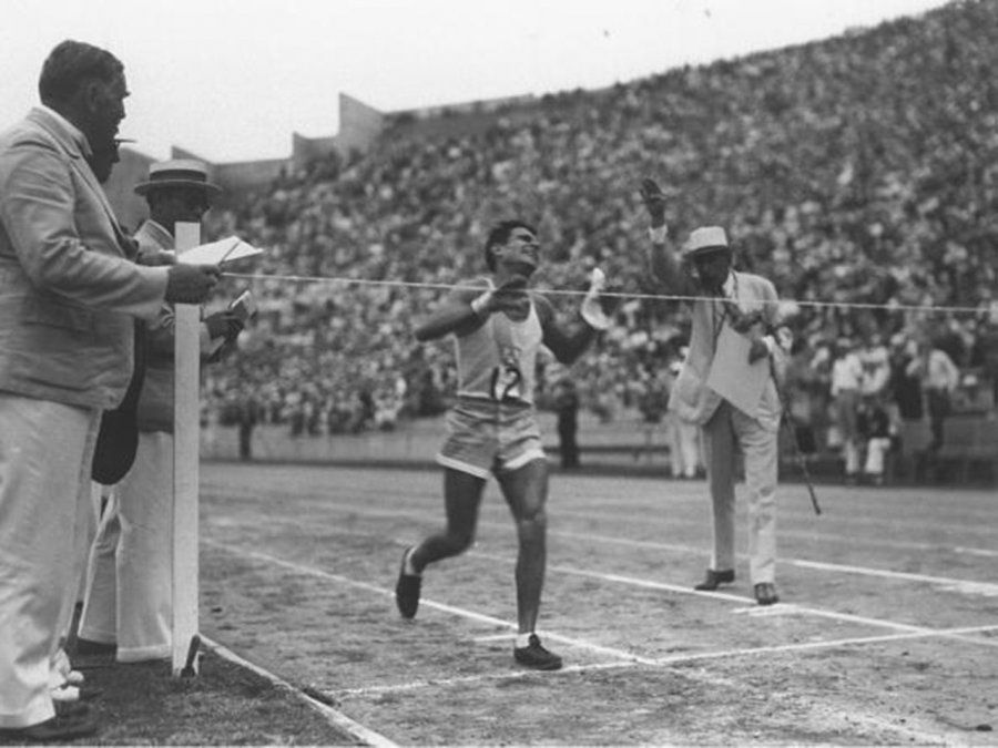 Zabala ingresó al Memorial Coliseum –colmado por casi 80.000 espectadores– y tras cruzar la meta y registrar un tiempo de 2h31’36” (batió el récord de 2h32’35”, que estaba en poder del finlandés Juho Pietari Hannes Kolehmainen desde Amberes 1920), se convirtió en el primer latinoamericano en alzarse con un oro olímpico en atletismo y, a la fecha, como el ganador más joven en un maratón.