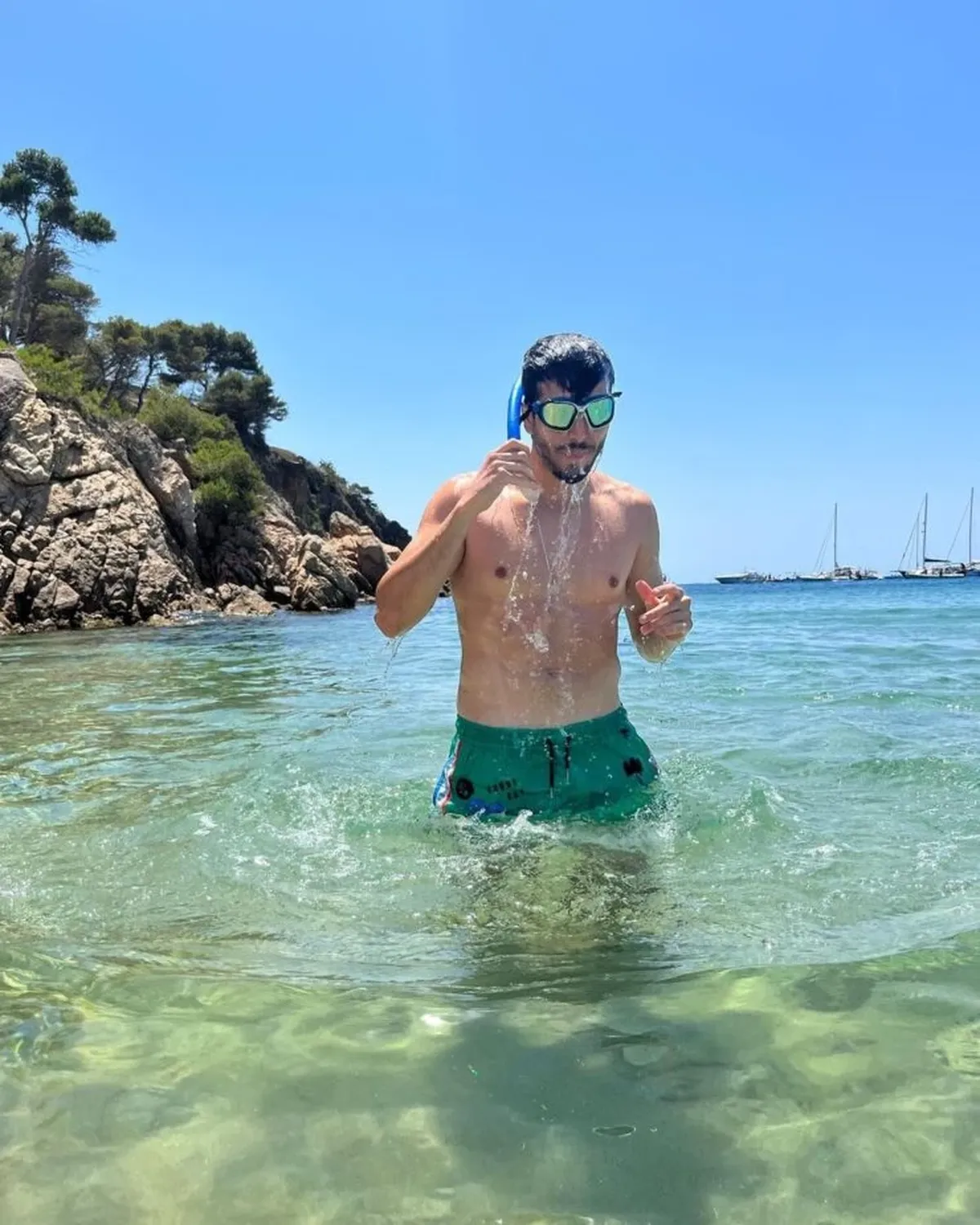 Sebastián Yatra se mostró muy relajado y de vacaciones en sus redes sociales.