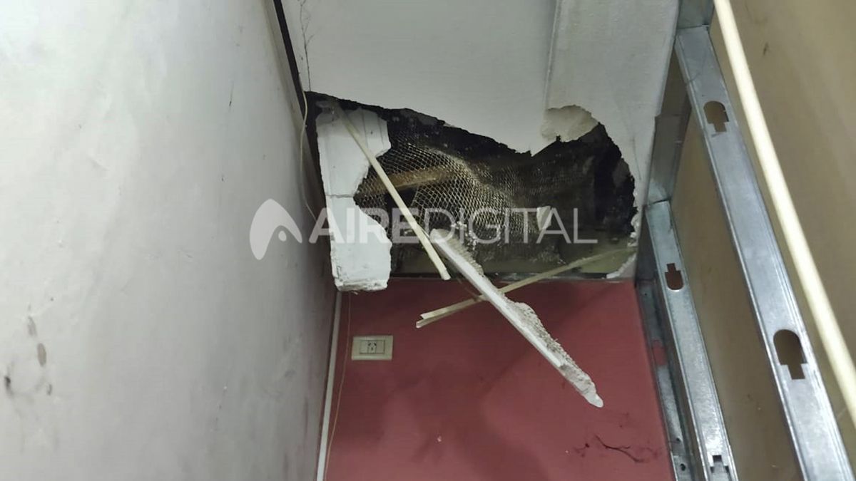 Los ladrones ingresaron por un boquete que hicieron en el techo del local.