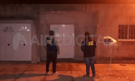 Uno de los allanamientos tuvo lugar en barrio La Esmeralda. Uno de los allanamientos tuvo lugar en barrio La Esmeralda.