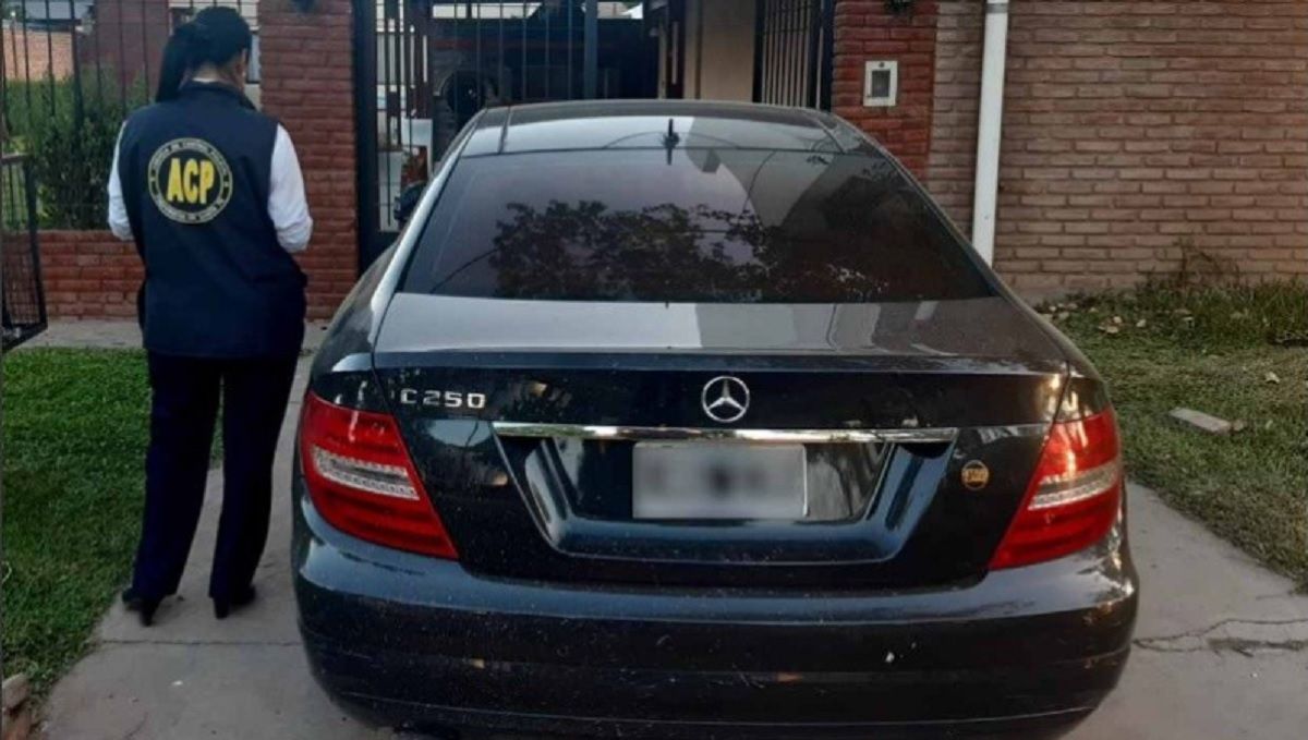 El lujoso auto que fue encontrado en la casa del comisario Rosales. El lujoso auto que fue encontrado en la casa del comisario Rosales.