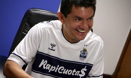Luis Pulga Rodríguez fue presentado como nuevo jugador de Gimnasia y Esgrima de La Plata. Luis Pulga Rodríguez fue presentado como nuevo jugador de Gimnasia y Esgrima de La Plata.