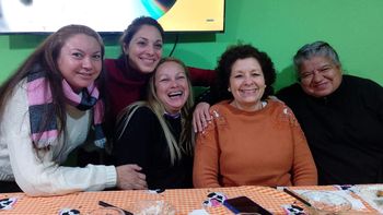 El gesto de los trabajadores de una panadería, que entre todos van a armar una caja navideña