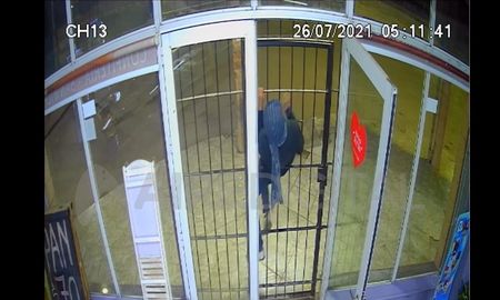video: asi traspaso las rejas un ladron armado para robar en una panaderia video: asi traspaso las rejas un ladron armado para robar en una panaderia