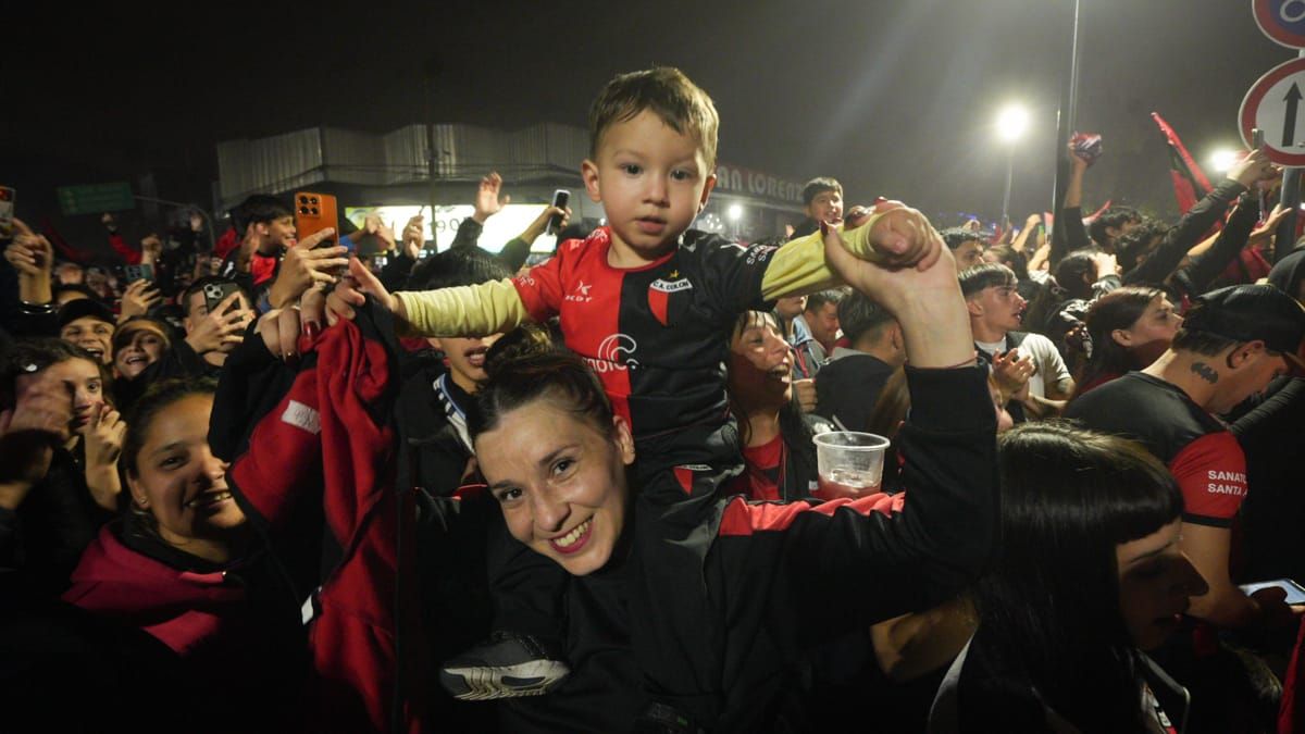 Miles de hinchas sabaleros se sumaron a la celebración por los 121 años de Colón.