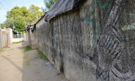 Un arma pintada en la pared, el lugar donde mataron a los tres hombres. Un arma pintada en la pared, el lugar donde mataron a los tres hombres.
