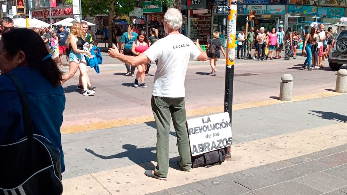 Saúl Perman en Mar del Plata, pregonando la "revolución de los abrazos".