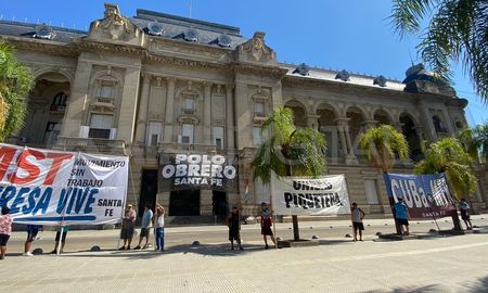 Los manifestantes se concentran en Plaza 25 de Mayo, frente a Casa de Gobierno de Santa Fe. Los manifestantes se concentran en Plaza 25 de Mayo, frente a Casa de Gobierno de Santa Fe.