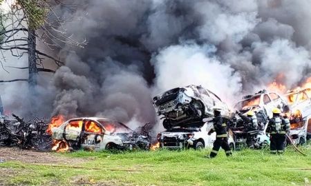 Los vecinos de La Plata y Ensenada vivieron momentos de tensión durante la tarde del sábado al ver cómo una enorme columna de humo negro se expandía por el cielo. Los vecinos de La Plata y Ensenada vivieron momentos de tensión durante la tarde del sábado al ver cómo una enorme columna de humo negro se expandía por el cielo.
